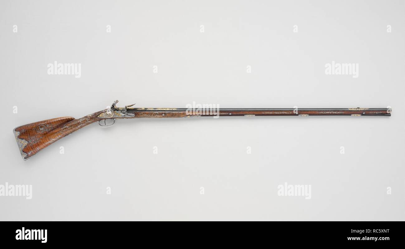 Flintlock Gun. Barrelsmith: Le Faure (francese, Parigi, active ca. 1750-90). Cultura: francese, Parigi. Dimensioni: L. 58 a. (147,3 cm). Armaiolo: Mollier (francese, Parigi, active ca. 1750). Data: ca. 1750. Questo sottile ed elegante pistola rappresenta la grande raffinatezza della forma, la progettazione e la funzione ottenuta mediante gunmakers francese nel XVIII secolo ed emulata in tutta l'Europa. Il delicato filo di argento intarsi del suo stock sono basati sul modello francese libri dal 1705, mentre il intagliato e cesellato ornamento dello stock, bloccare e altri raccordi mostra una vasta gamma di motivi rococò disegnati da disegni pu Foto Stock