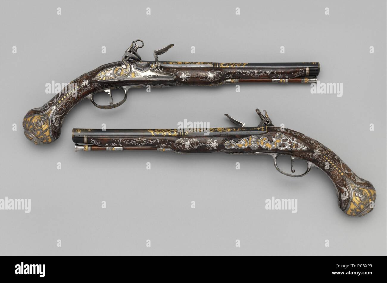 Coppia di Flintlock Pistols realizzato per Ferdinando IV Re di Napoli e Sicilia (1751-1825). Barrelsmith: Emanuel Esteva (spagnolo, attivo a Napoli, Italia, registrato circa 1768-73). Cultura: italo-spagnolo, Napoli. Dimensioni: L. di ogni 17 3/8 in. (44,1 cm); L. di ogni canna 11 1/16 in. (28,1 cm); Cal. .63 in. (16,0 mm); peso di ogni 2 lb. 4 oz. (1021 g). Armaiolo: Michele Battista (spagnolo, attivo a Napoli, Italia, registrato circa 1760-90). Produttore: Royal manifattura di armi a Torre Annunziata (italiano, Napoli, stabilito 1757). Data: ca. 1768. La reale fabbrica di armi a Napoli è stato stabilito i Foto Stock