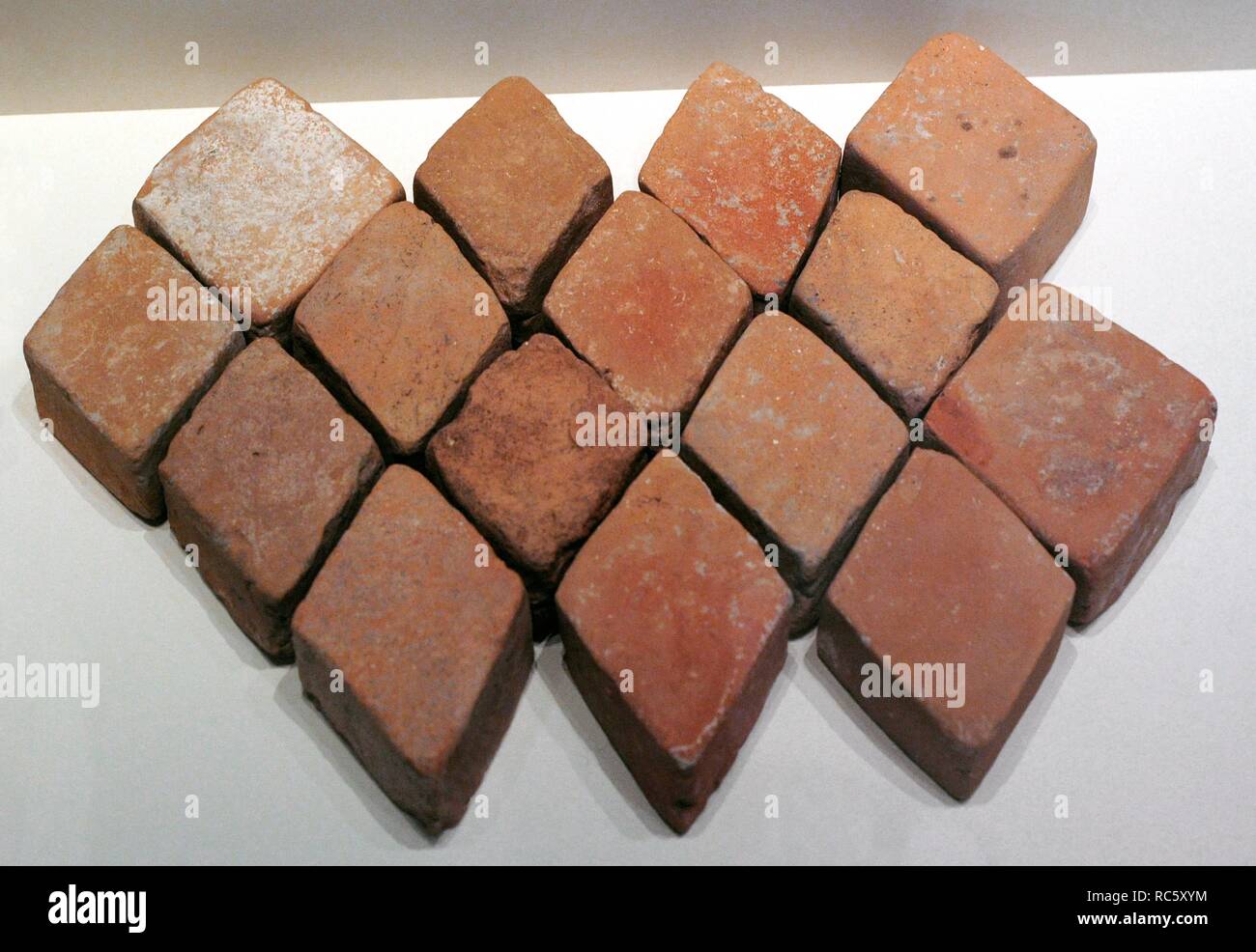 Cultura Ibérica. Baldosines de arcilla. Finales del siglo I a. C. -principios del siglo I. Utilizados como pavimentación del interno y esterno del Santuario. Posiblemente también fueran ofrendas. Procedente del Santuario del Cerro de los Santos (Montealegre del Castillo, provincia de Albacete). Museo Arqueológico Nacional. Madrid. España. Foto Stock