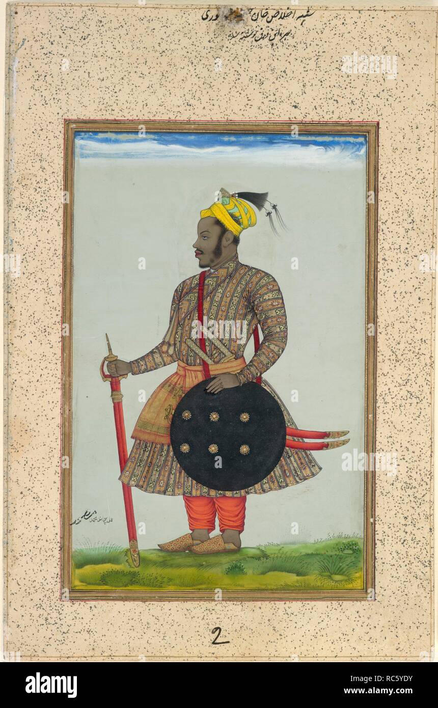 Ikhlas Khan. Bijapur, c.1640. Ikhlas Khan, un abissino ufficiale in servizio del 'Adil Shahi dinastia, rivolto verso sinistra, sorge in un campo tenendo una spada diritta nella sua mano destra ed appoggiando la mano sinistra sulla protezione nera al suo fianco. Due 'talwars' sono semi-oscurata dalla protezione e un 'katar' è bloccato nel suo 'patka." Egli indossa una oro striato brocade jama, un giallo e verde turban arancione e pantaloni. Vi è uno sfondo di cielo grigio con una striscia di colore blu e bianco delle nuvole. Acquerello opaco. Deccani/Bijapur stile. Gouache con oro; su una pagina di album con interno tratteggiata stretta oro borde Foto Stock