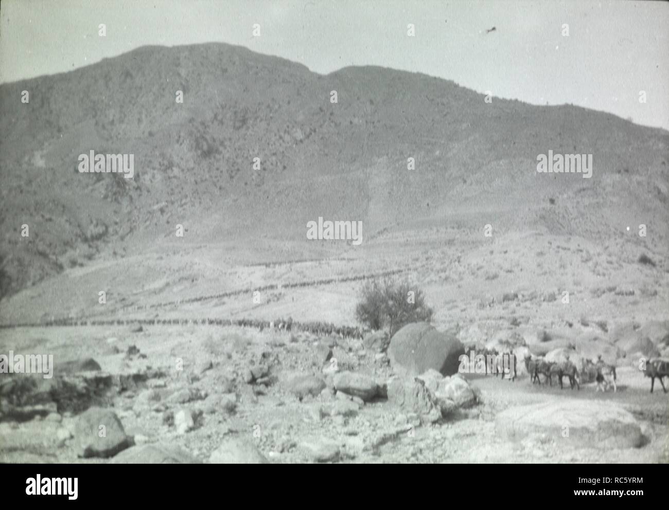 Fotografia di un paesaggio indiano. Montagne e strada. . A.L. Spence Collection: casella di lantern slide. Varie viste in India. Lantern slide. Fotografie includono carta topografica, architettoniche e viste etnografico in tutta l'India. Probabilmente preso da un esercito ufficiale come uno o due diapositive illustrano la vita militare compreso un 'Wireless' unità. 1920s. Fonte: Photo 728/1. Lingua: Inglese. Autore: ANON. Foto Stock