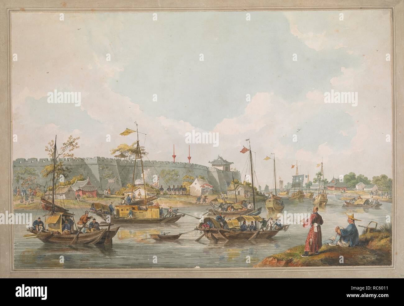 Vista della parete della città di Pao-ying-shien. Due uomini tubi di fumo e guardare le chiatte e le piccole barche a vela sul fiume Sanhe, con case e le mura della città di Pao-ying hsien in background. Firmato con la sigla a fondo a destra e annotato a matita sul tergo: 'Le pareti di una città o di un comune chiamata'd Pou-een-gin. Novembre 1793'. Incollato sul monte con washlines. Descritto come "una vista di una parte della parete della città di Pao-yng-shien, con navi di vario genere che passano al di sotto di esso. Da questo disegno può essere raccolto un'idea generale del modo in cui le pareti della città sono costruiti in Cina". [A c Foto Stock