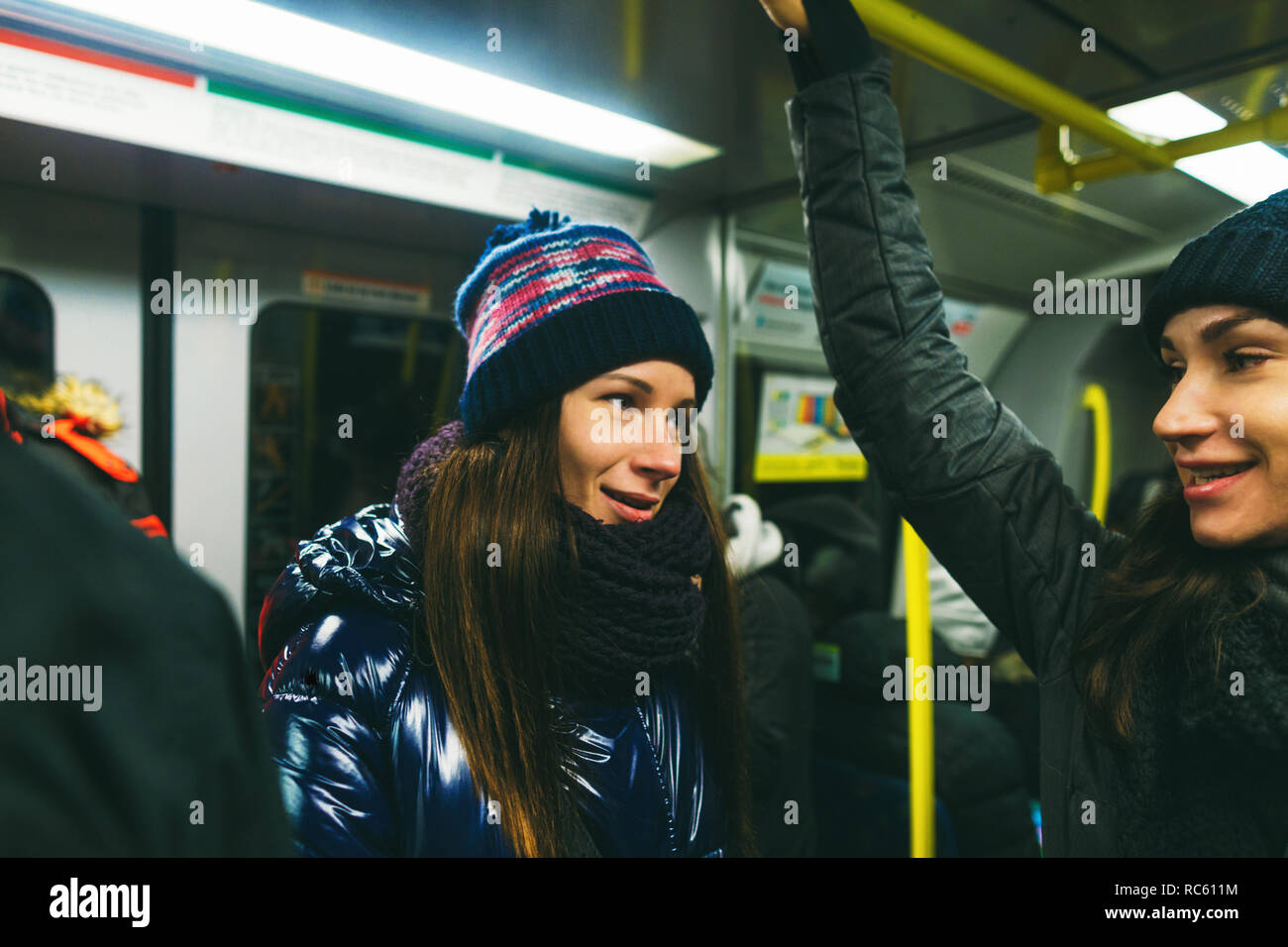 Due giovani donne fidanzate parlando nella metropolitana di Stoccolma, Svezia Foto Stock