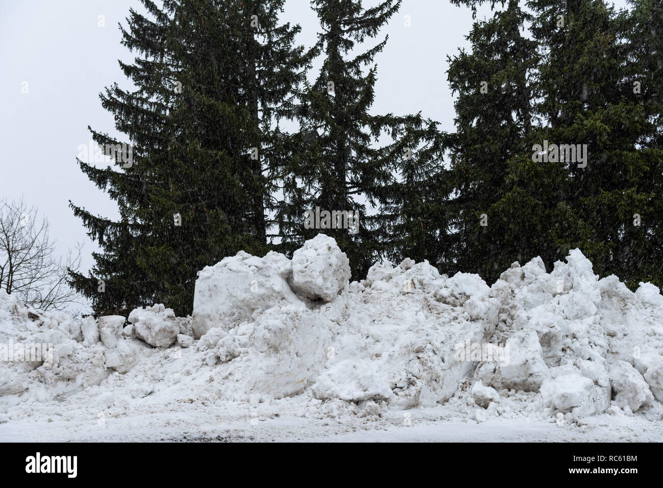 Carichi di neve cancellata accanto alla strada. Foto Stock