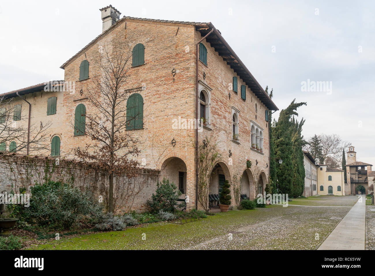 Una vista del fortilizio medievale la piccola città di Coprdovado, Friuli Venezia Giulia, Italia Foto Stock