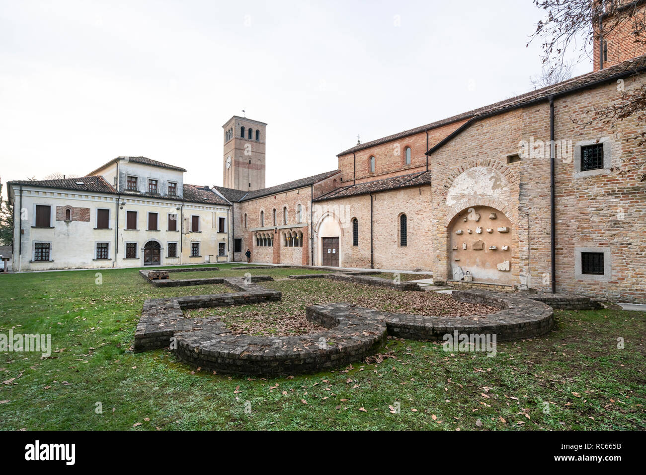 Vista del cortile della medievale Abbazia di Sesto al Reghena, regione Friuli Venezia Giulia, Italia Foto Stock