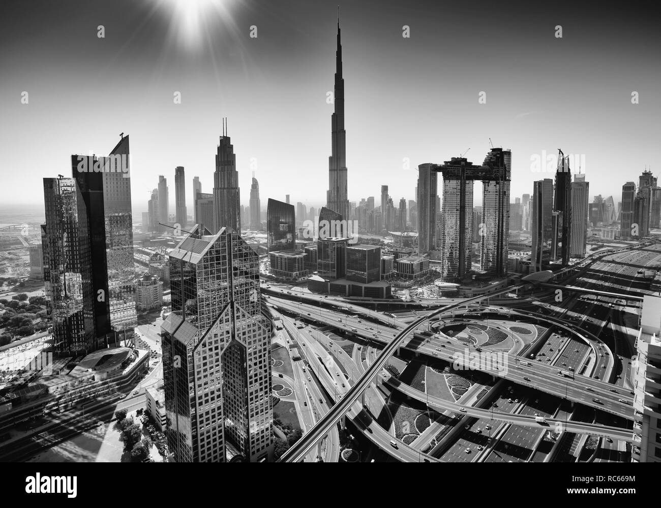 Vista dello skyline del centro di distretto in Dubai con il Burj Khalifa Tower prominente, Emirati Arabi Uniti Foto Stock