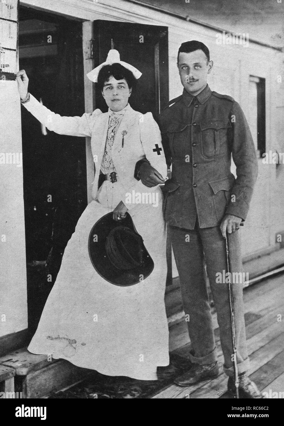 Winston Churchill's Fratel Jack Churchill allattato dalla loro madre a bordo della nave ospedale "aine' a Durban. Gennaio 1900 Foto Stock
