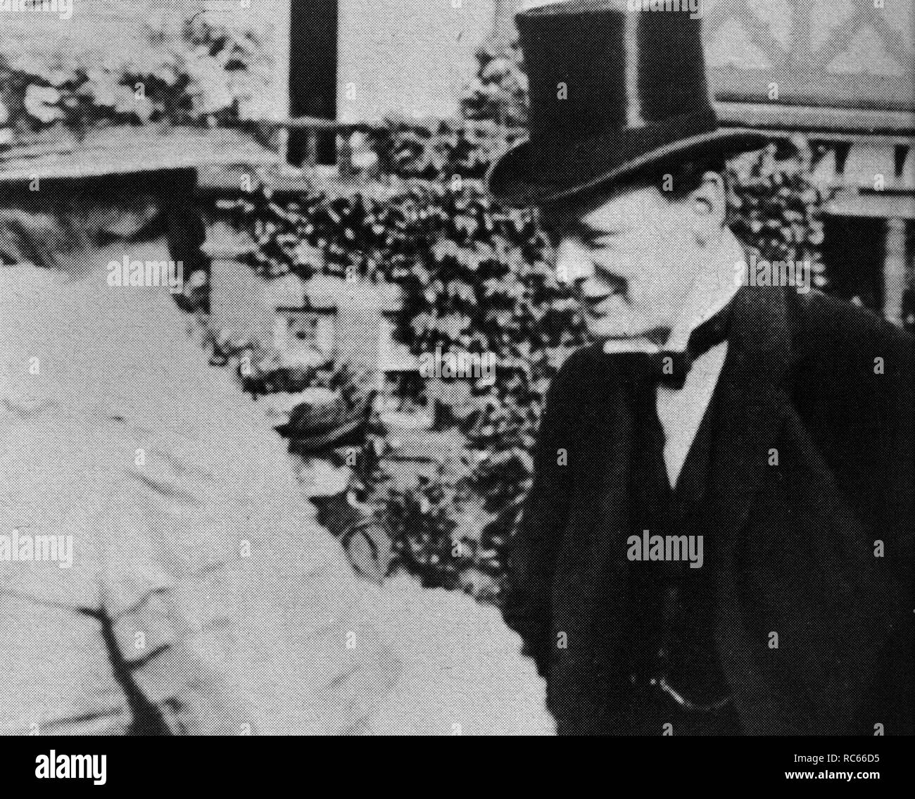 Winston Churchill incontra i suoi costituenti ad un party in giardino a Manchester, Agosto 1907 Foto Stock