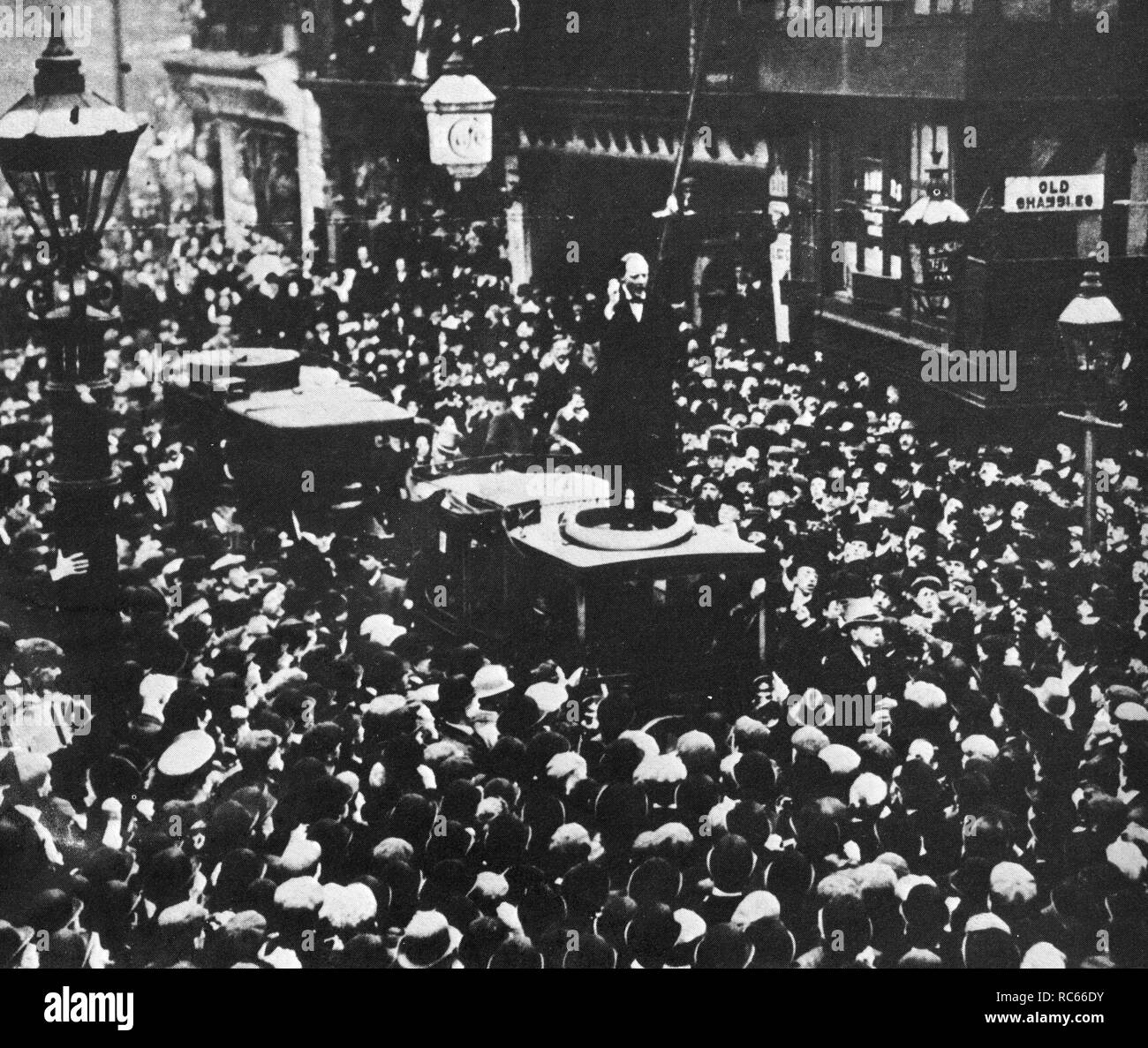 Winston Churchill milita nella sua circoscrizione, a nord-ovest di Manchester . Aprile 1908 Foto Stock