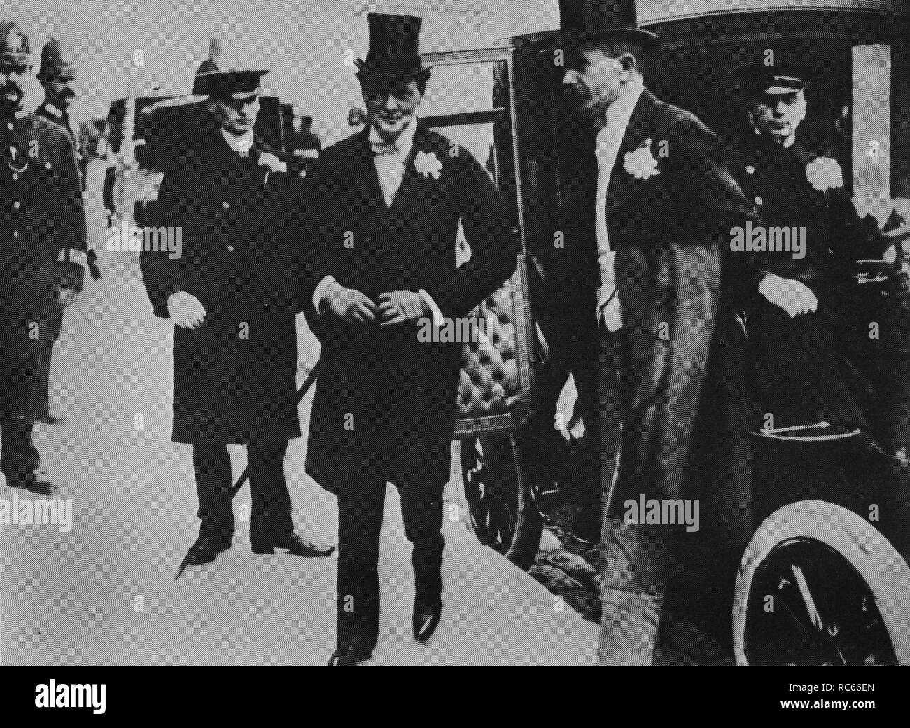 Winston Churchill arriva a St Margaret's, Westminster il suo giorno di nozze con il migliore uomo, Lord Hugh Cecil. 12 settembre 1908 Foto Stock
