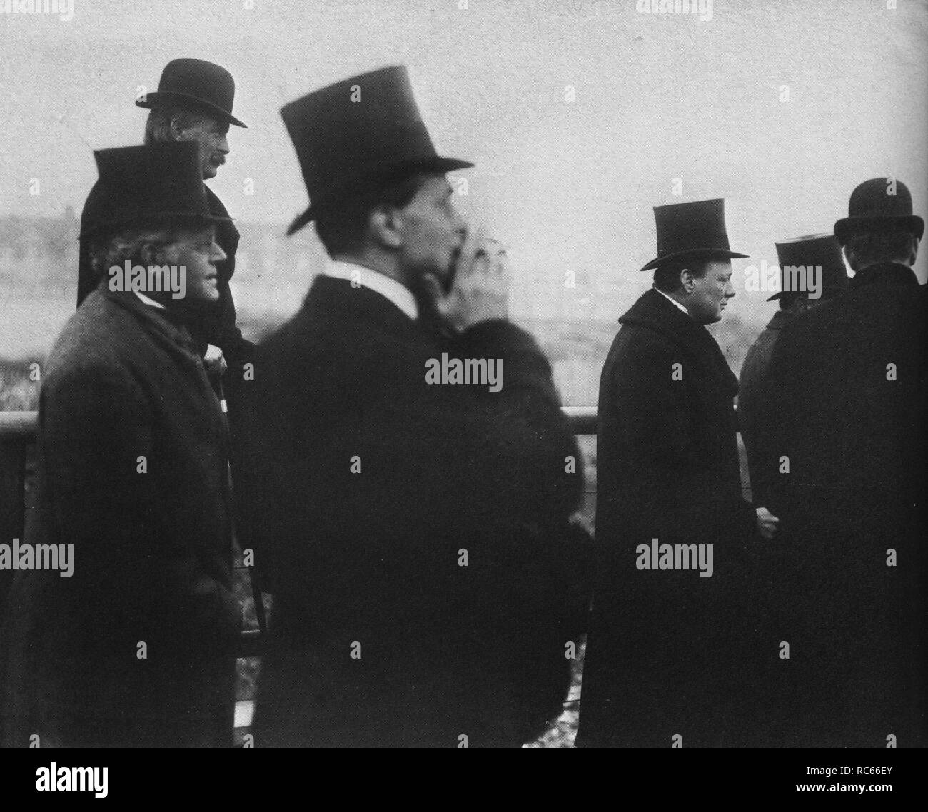 Lloyd George, Agostino Birrell e Winston Churchill guarda una dimostrazione della Monorotaia Brennan presso la Città Bianca. Novembre 1910 Foto Stock