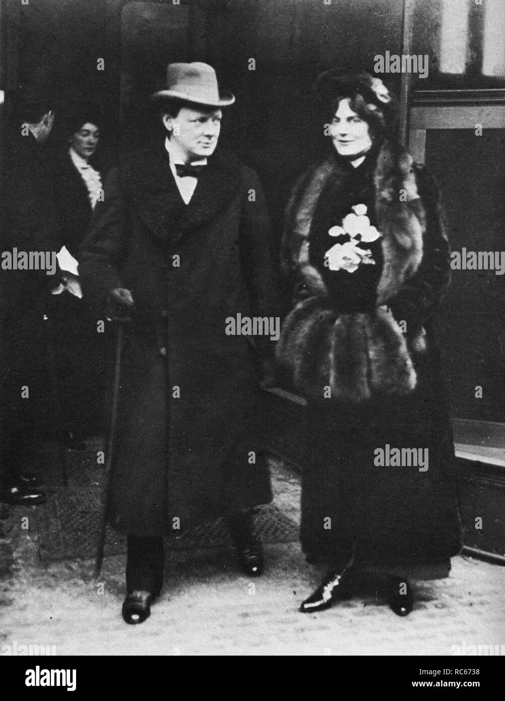 Winston Churchill e sua moglie Clementina visitare la Whitechapel Borsa di lavoro. Febbraio 1910 Foto Stock