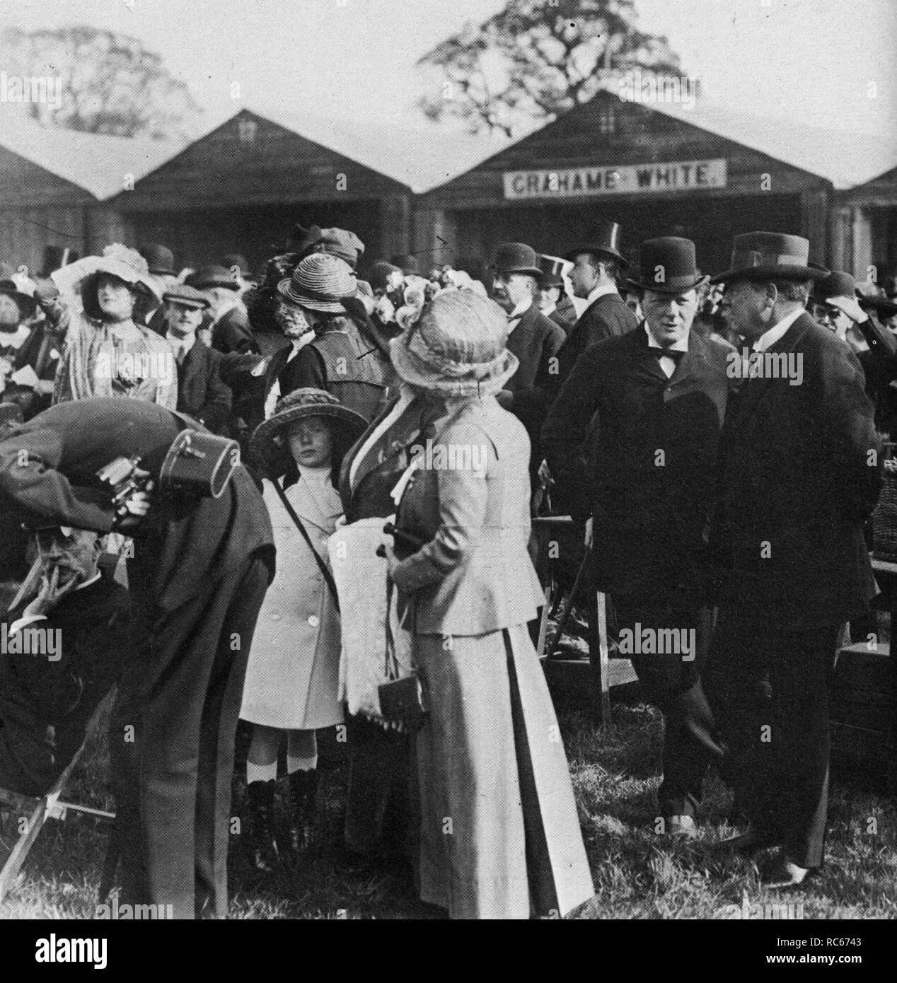 Winston Churchill trattandosi con Lord Northcliffe a Hendon Aviation incontro, 12 maggio 1911 Foto Stock