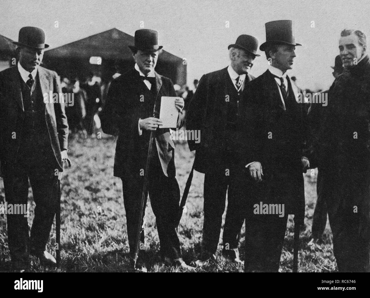Winston Churchill e McKenna al Hendon Aviation Meeting.Hatless figura a destra è pilota e istruttore di volo Grahame-White. 1911 Foto Stock