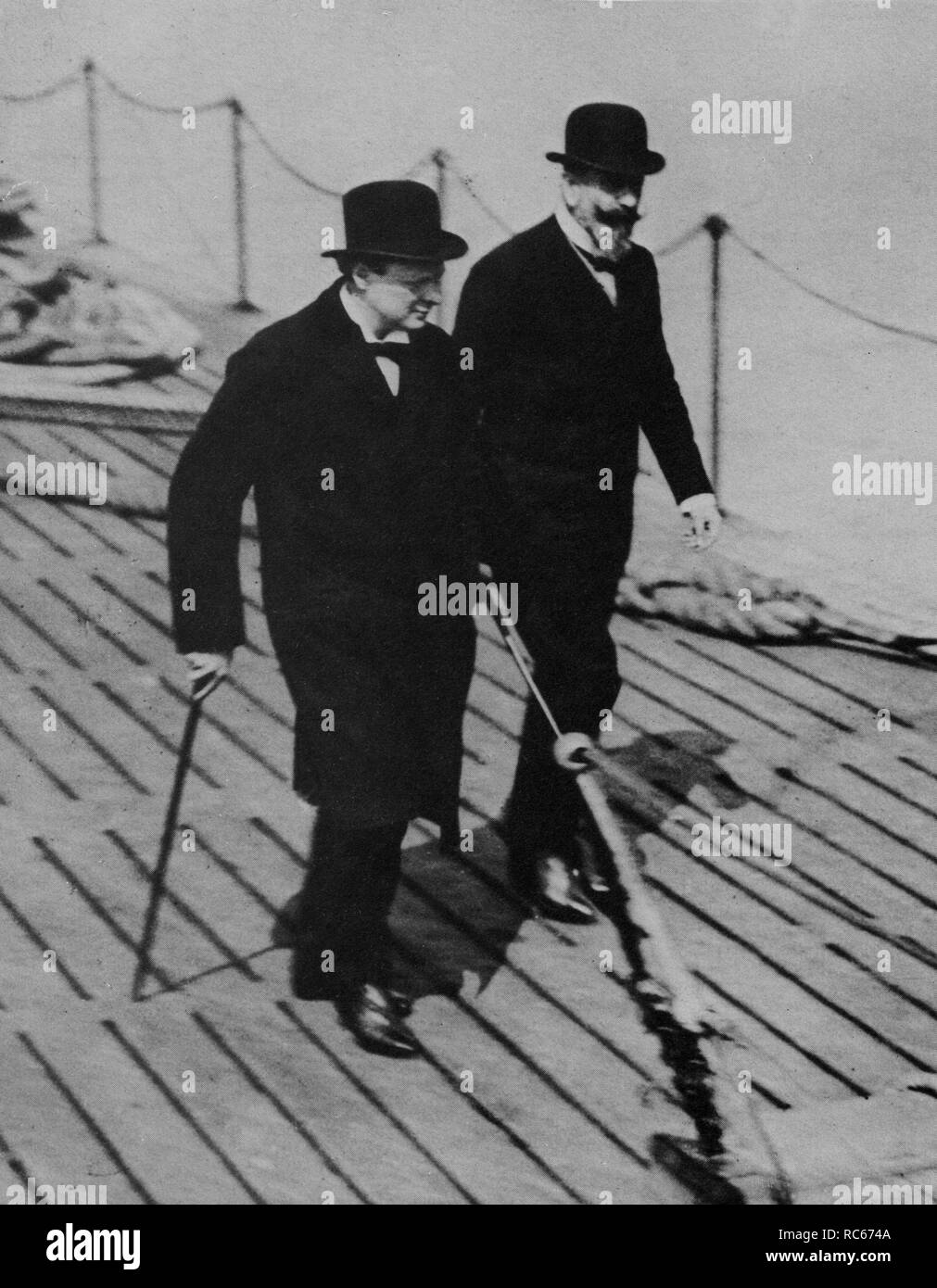 Winston Churchill e il Principe Luigi di Battenberg ispezionando le difese del Porto a Dover , aprile 1912. Foto Stock