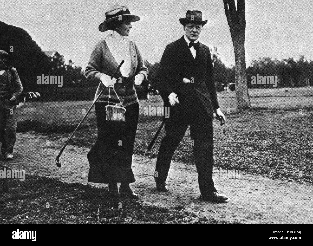 Winston Churchill su un campo da golf con Maxine Elliot, un'attrice americana. Febbraio 1913 Foto Stock