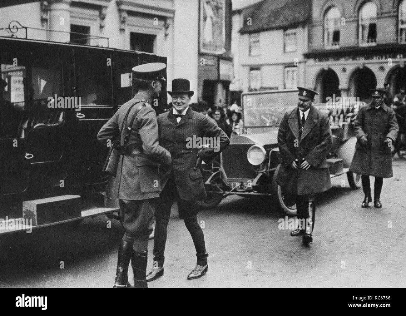 Il generale Sir Ian Hamilton, Winston Churchill suo fratello Jack e l'MP F.E.Smith a Buckingham. Settembre 1913, durante le manovre dell'esercito. Foto Stock
