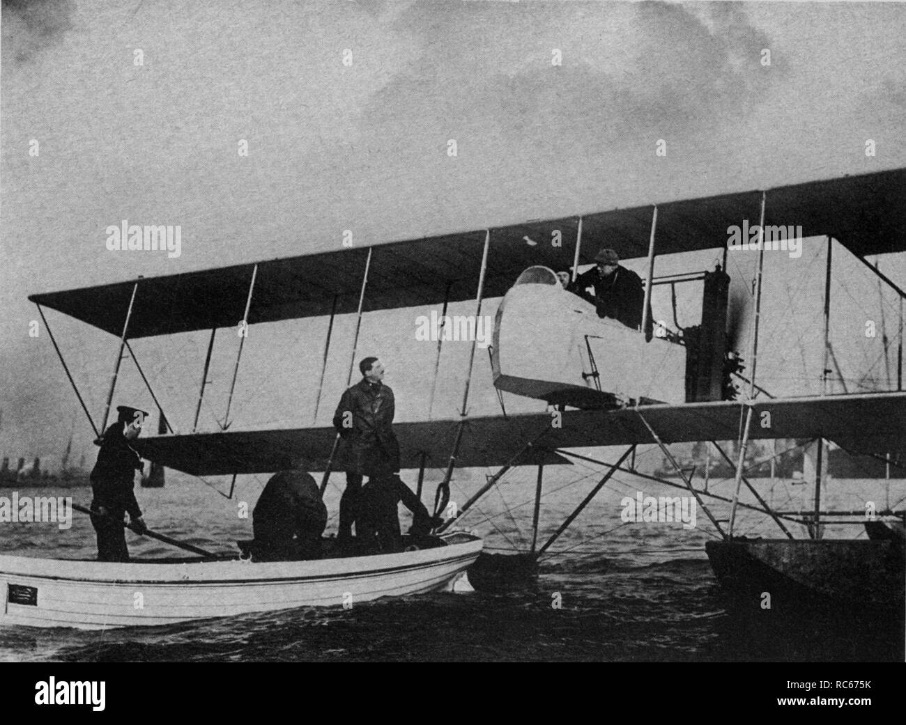 Winston Churchill dopo un volo di allenamento a Eastchurch. 23 febbraio 1914 Foto Stock