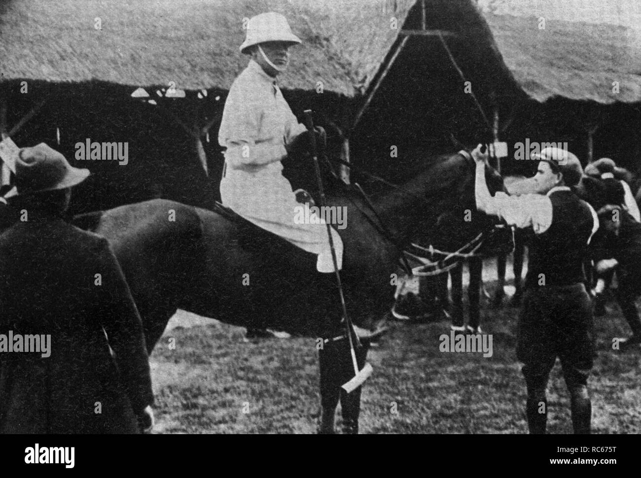 Winston Churchill in sella al suo pony polo di visita in Spagna, Aprile 1914 Foto Stock