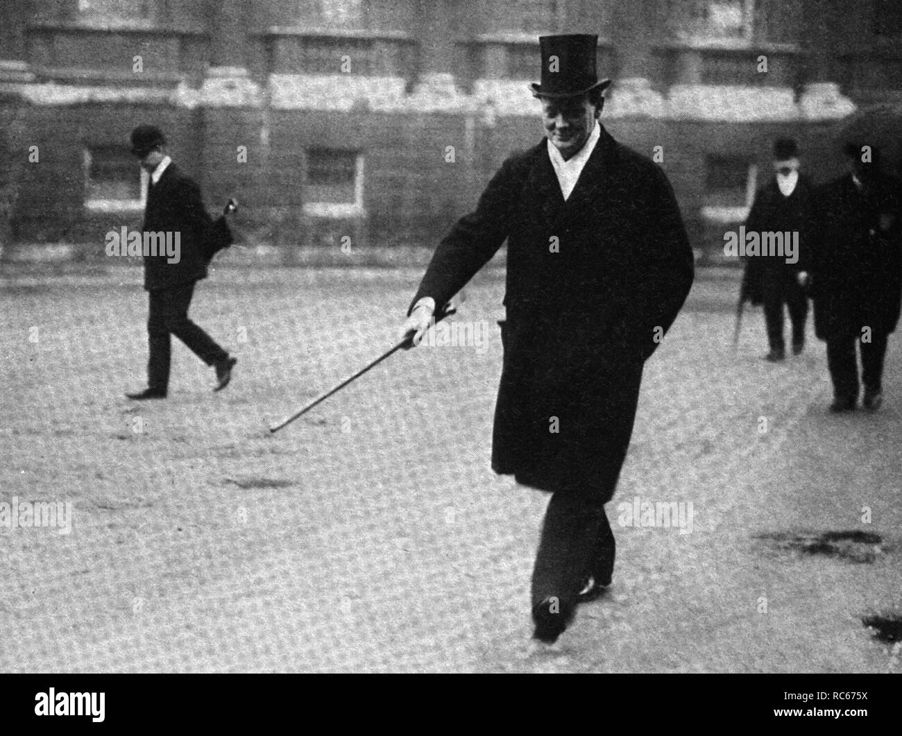 Winston Churchill attraversando la sfilata delle Guardie a Cavallo. 1914 Foto Stock