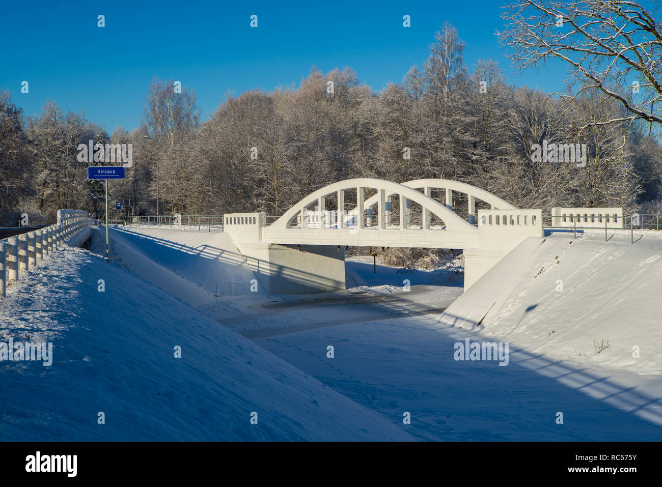 La lettonia. Pedistrian e ponte automatica attraverso il fiume Vircava in Mezciems, Jelgava. L'inverno. Foto Stock