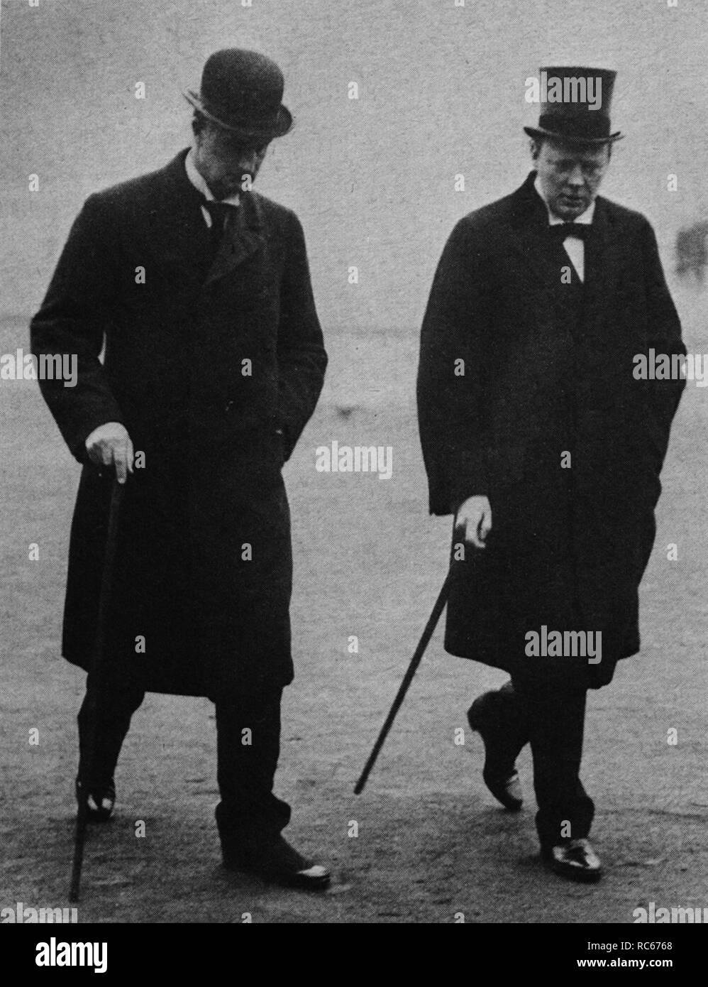 Winston Churchill e Sir Edward Grey Walking Across Horse Guards Parade alla vigilia della guerra, luglio 1914. Foto Stock
