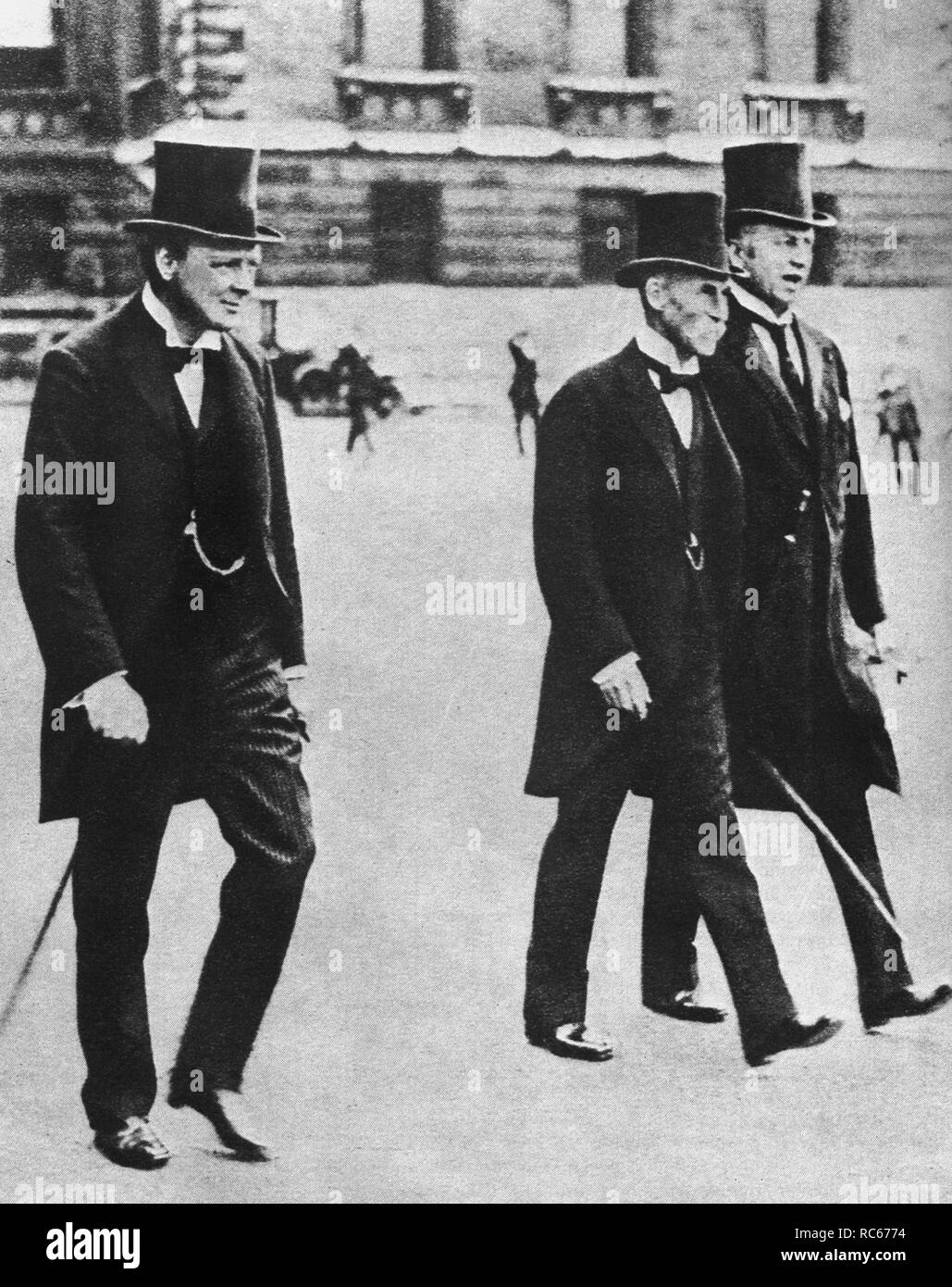 Winston Churchill con il signore Curzon e signore Lansdowne , maggio 1915. Foto Stock