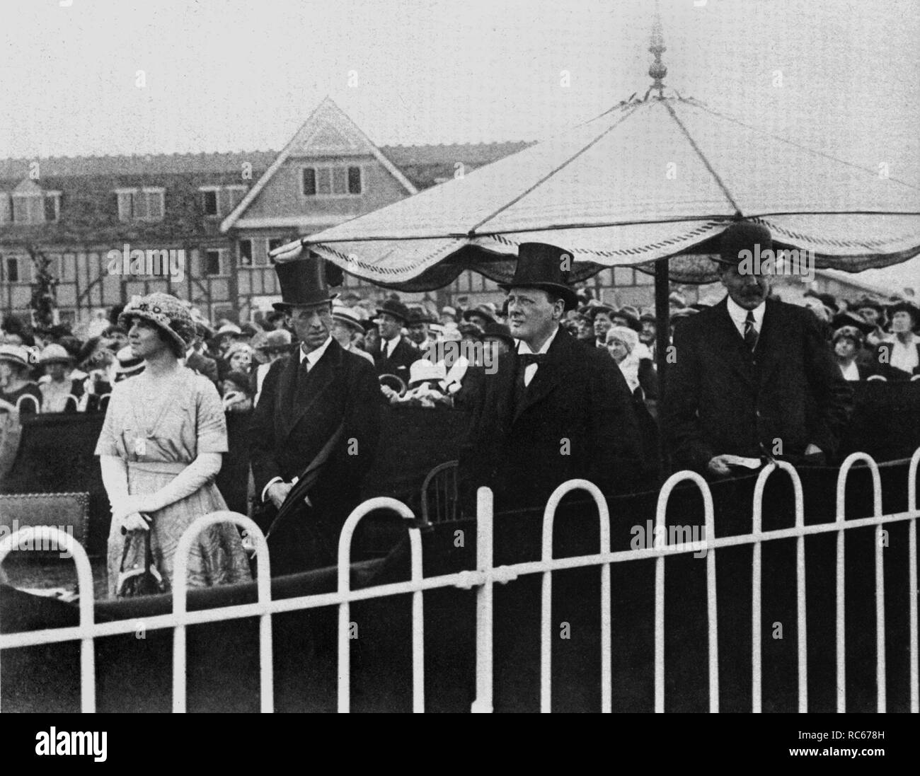 Winston Churchill, Segretario di Stato per l'aria di Hendon Air Display con Sir Frederick e Lady Sykes e Sir Hugh Trenchard. 8 luglio 1920 Foto Stock