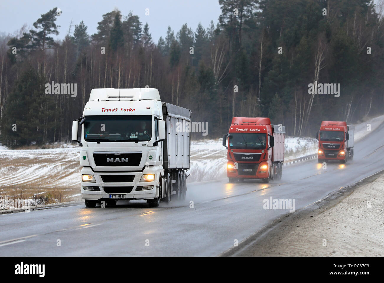 Salo, Finlandia - 4 Gennaio 2019: la flotta di tre uomo semi camion di Tomas Lotko, Repubblica Ceca platooning finlandese che su autostrada 52 su un giorno d'inverno. Foto Stock
