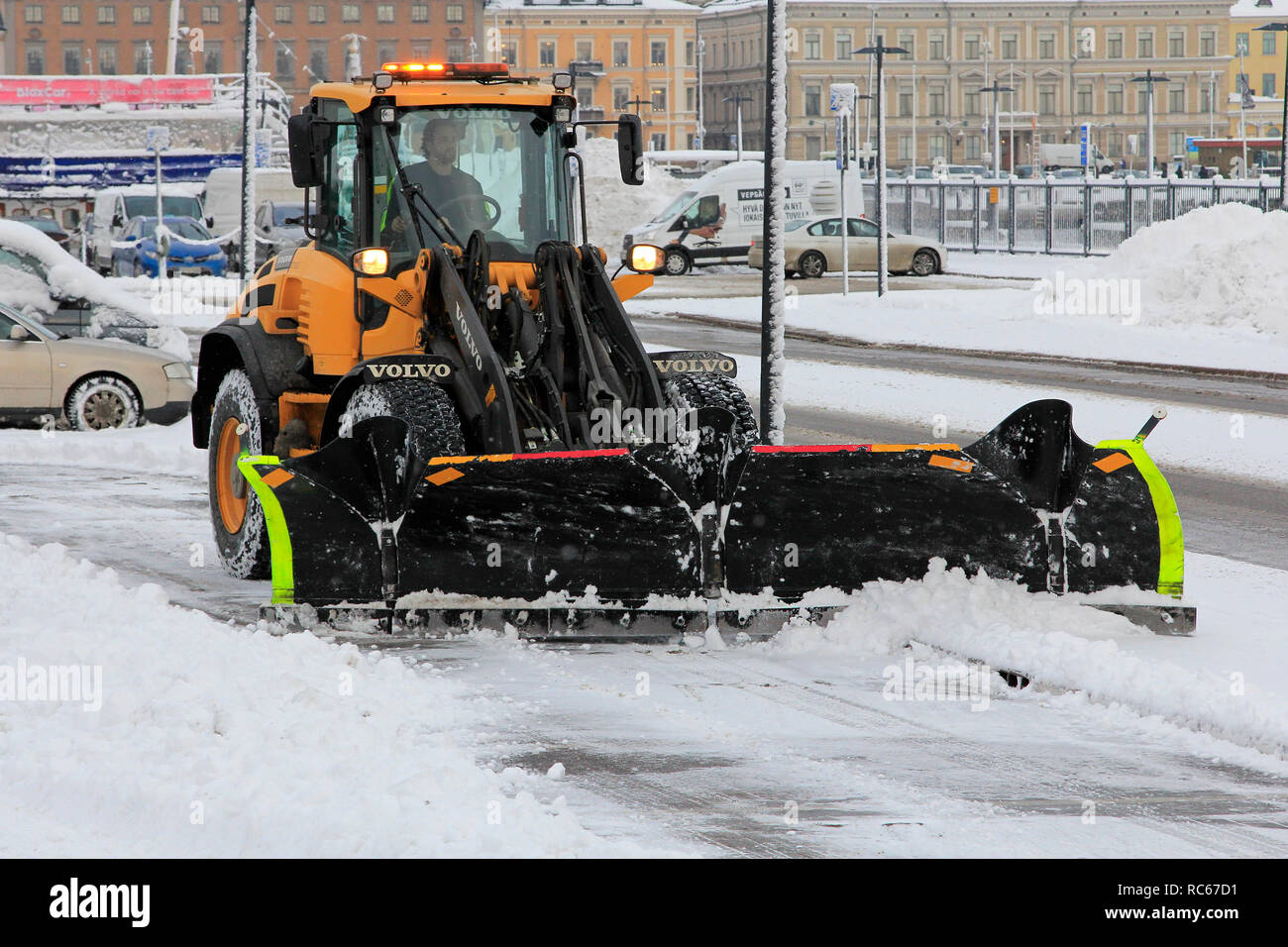 Helsinki, Finlandia - 9 Gennaio 2019: rimozione della neve con Volvo L50G pala caricatrice gommata compatta dotata di moderne spartineve a Helsinki in un giorno d'inverno. Foto Stock