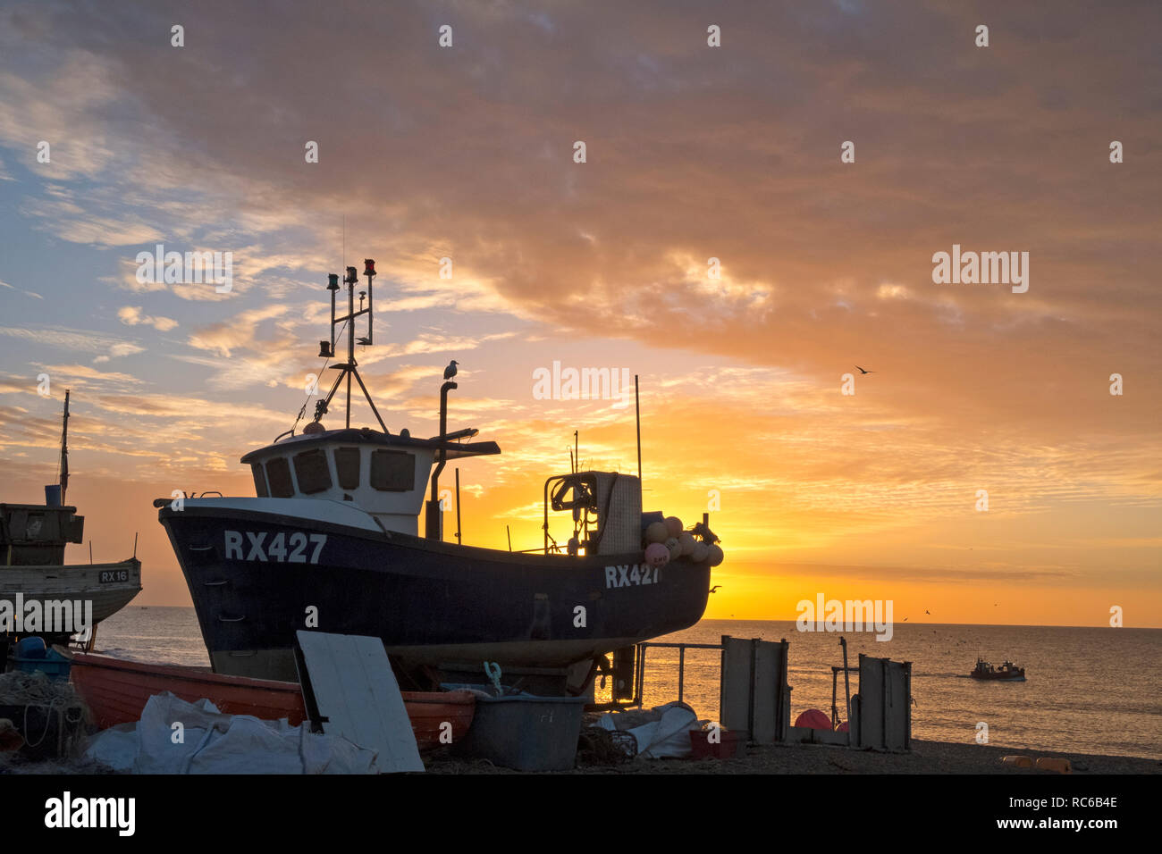 Hastings, Sussex orientale. 14th Jan, 2019. UK Weather: I pescatori portano la cattura notturna di pesce. Hastings ha la più grande flotta da pesca lanciata dalla spiaggia in Europa. Foto Stock