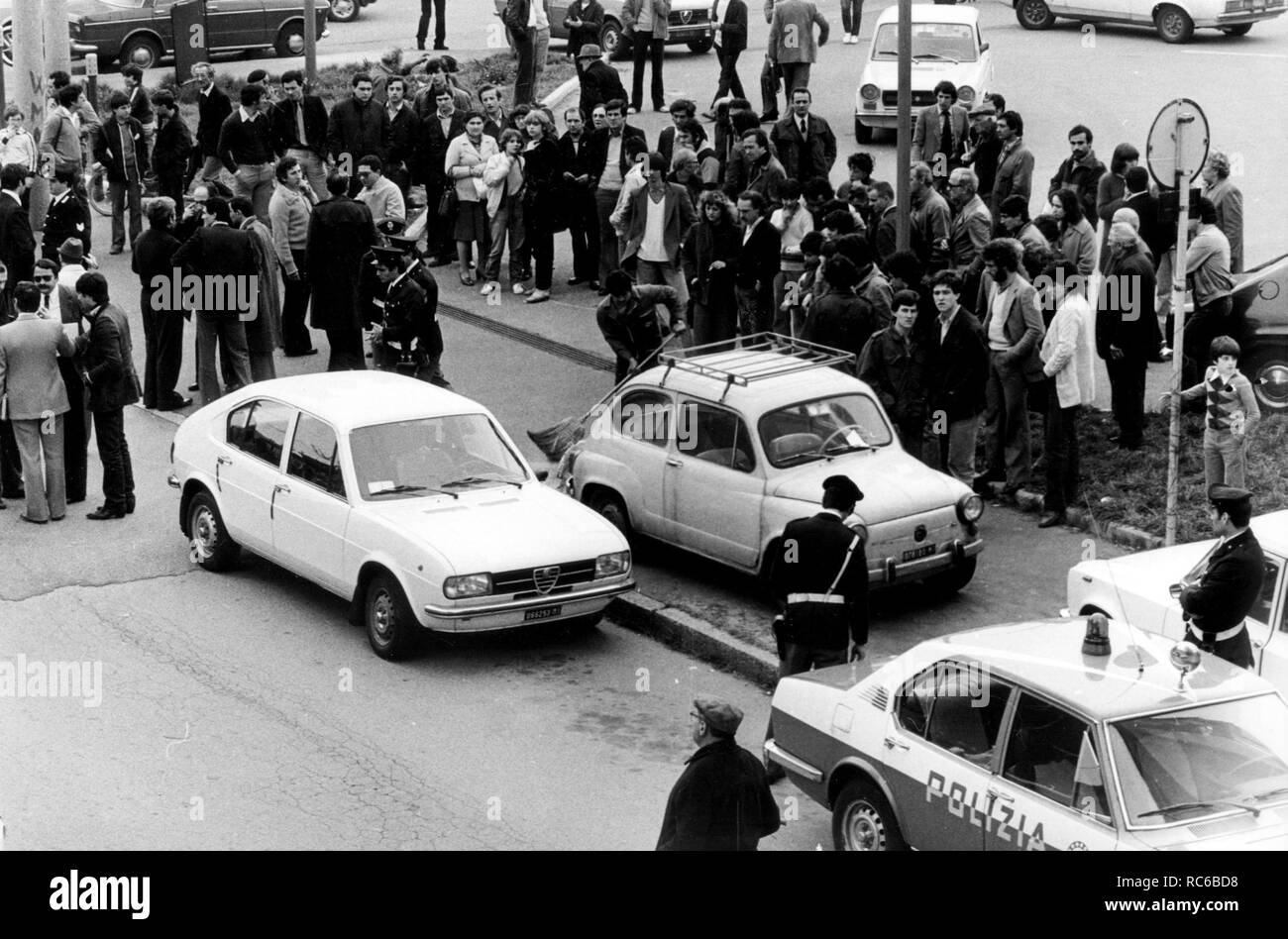 Milano, Aprile 1979: IL LUOGO IN CUI L'agente ANDREA CAMPAGNA BRIGATE ROSSE È STATO UCCISO (Consalvo Paterno/GIACOMINOFOTO, MILANO - 0000-00-00) ps la foto può essere utilizzato rispettando il contesto in cui è stato preso e senza intento diffamatorio del decoro delle persone rappresentate (Consalvo Paterno/GIACOMINOFOTO, Milano - 1999-11-30) ps la foto può essere utilizzato rispettando il contesto in cui è stato preso e senza intenti diffamatori della decorazione del popolo rappresentato (Consalvo Paterno/GIACOMINOFOTO, archivio fotografico - 2019-01-14) p.s. la foto e' utilizzabile nel rispetto del cost Foto Stock