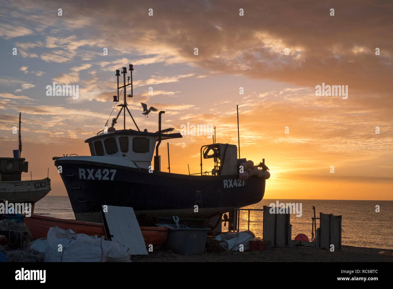Hastings, East Sussex.14th Gen, 2019. UK Weather: I pescatori portano la cattura notturna di pesce. Hastings ha la più grande flotta da pesca lanciata dalla spiaggia in Europa. Foto Stock