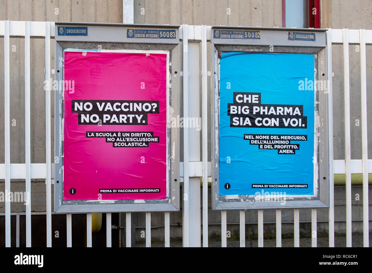 Foto LaPresse/Nicolò campo 14/01/2019 Torino (Italia) Cronaca Manifesti contro i vaccini affissi davanti alla scuola di 'Le Pratoline' Nella foto: i manifesti contro i vaccini foto LaPresse/Nicolò campo 14 gennaio 2019 Torino (Italia) News manifesti contro i vaccini pubblicato nella parte anteriore del 'Le Pratoline' school nella foto: poster contro i vaccini Foto Stock