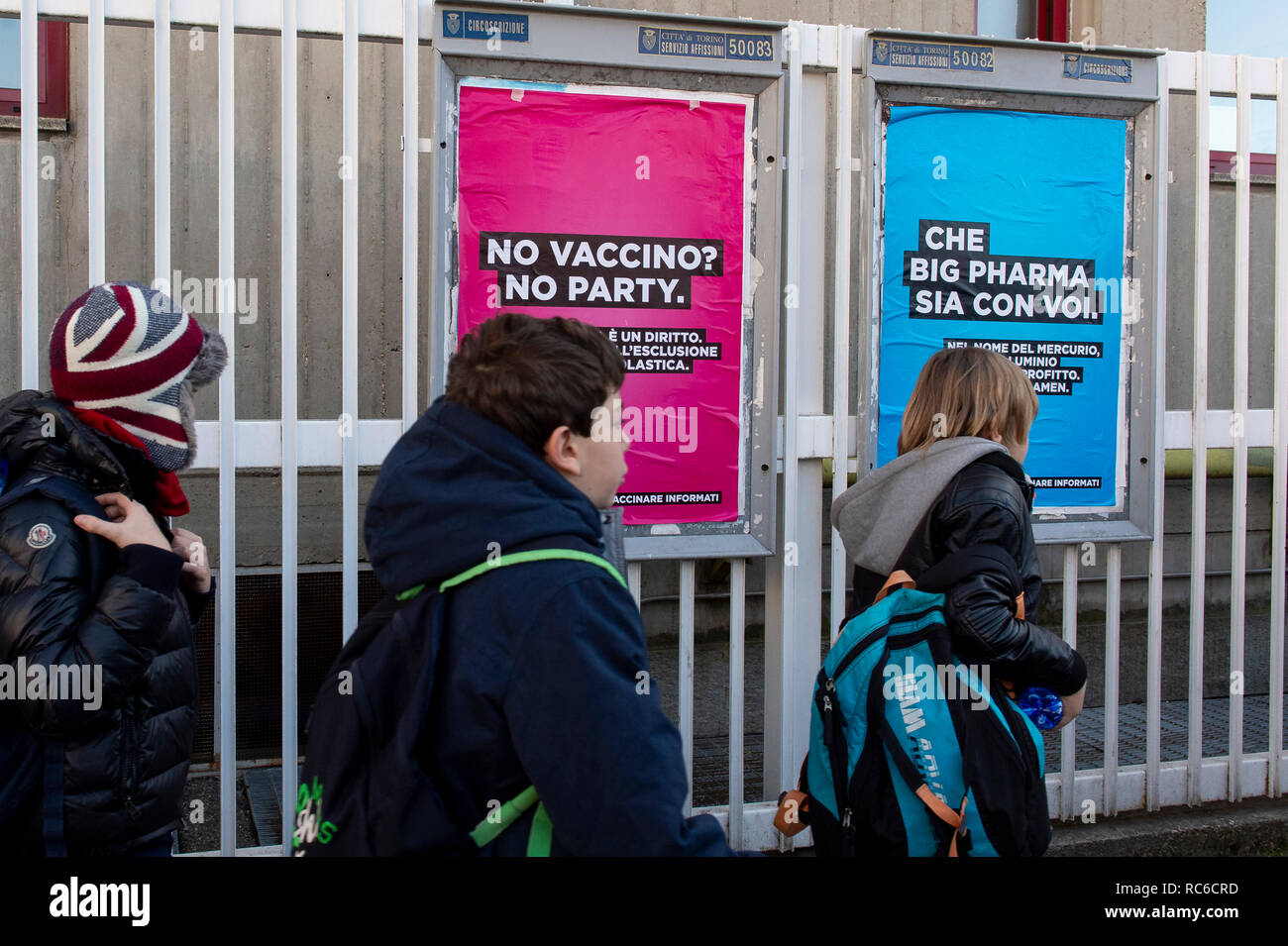 Foto LaPresse/Nicolò campo 14/01/2019 Torino (Italia) Cronaca Manifesti contro i vaccini affissi davanti alla scuola di 'Le Pratoline' Nella foto: i manifesti contro i vaccini foto LaPresse/Nicolò campo 14 gennaio 2019 Torino (Italia) News manifesti contro i vaccini pubblicato nella parte anteriore del 'Le Pratoline' school nella foto: poster contro i vaccini Foto Stock