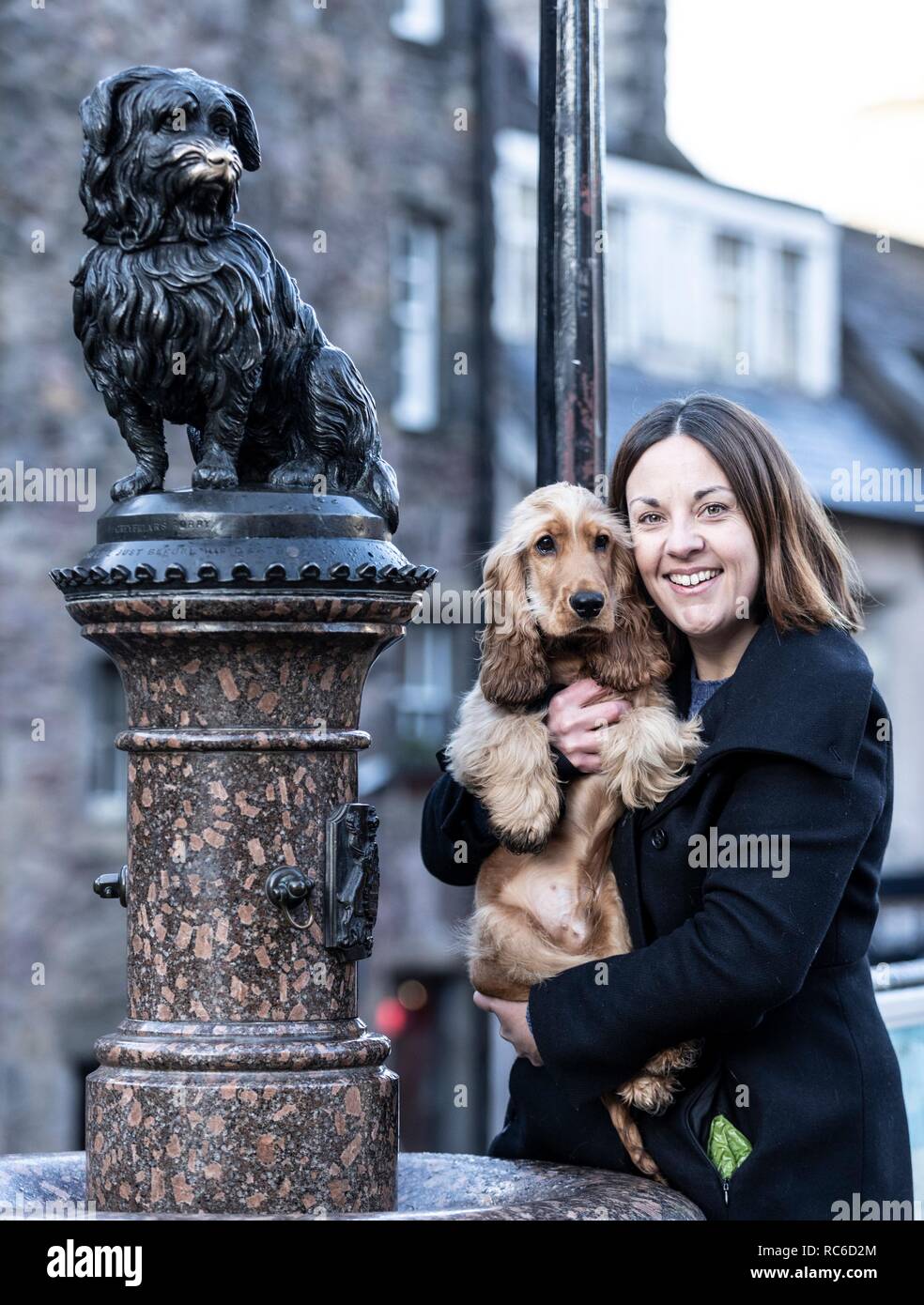 Edinburgh, Regno Unito. Xiv gen, 2019. Ex scozzese leader laburista, Kezia Dugdale celebra il 147th anniversario della morte del famoso Grayfriar's Bobby con il suo cane Brodie. La manifestazione organizzata da cani fiducia, celebra il cane che ha trascorso molti anni in seduta su di esso i maestri tomba. Credito: ricca di Dyson/Alamy Live News Foto Stock