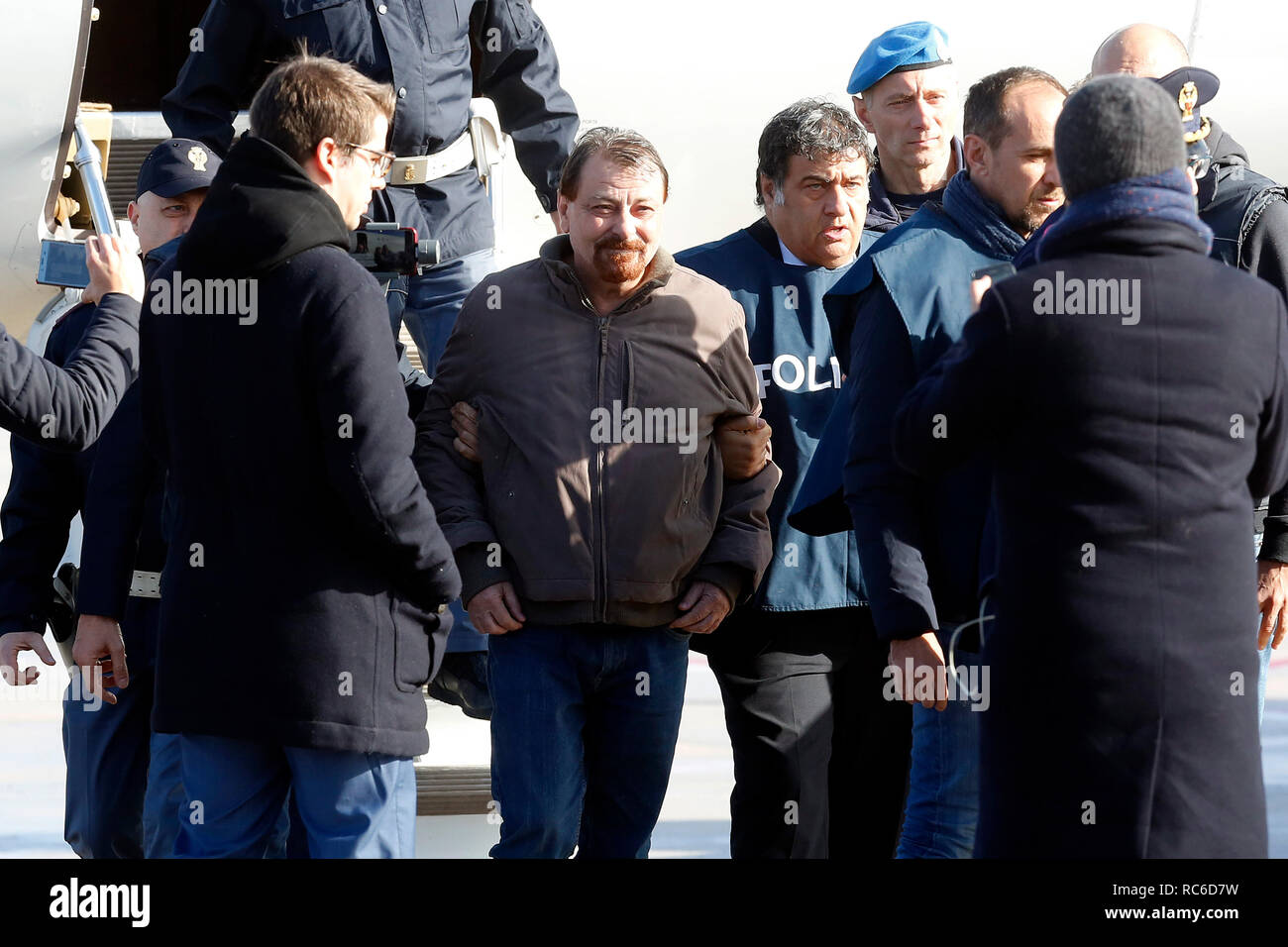 Roma, 14 gennaio 2019. Cesare Battistii italiano di sinistra militante che è stato condannato per omicidio tre decenni fa sono arrivati a Roma per servire una vita di reclusione, dopo la sua vita come una celebrità fuggitivo è venuto a una brusca fine con il suo arresto in Bolivia da un team di agenti di Interpol. Foto di Samantha Zucchi Insidefoto Foto Stock