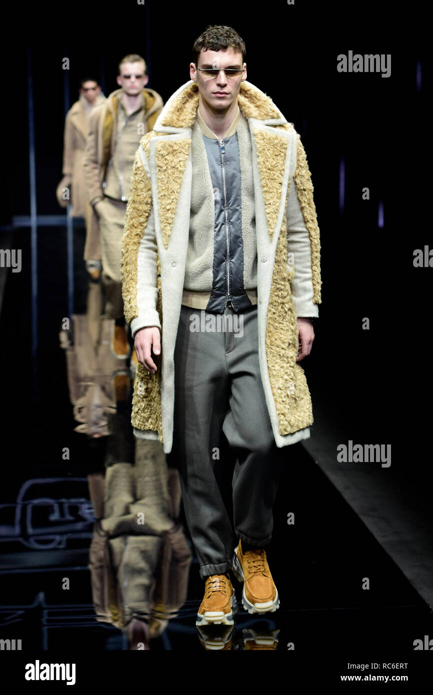Milano Moda Uomo Autunno / Inverno 2019 2020 Emporio Armani fashion show  Foto stock - Alamy