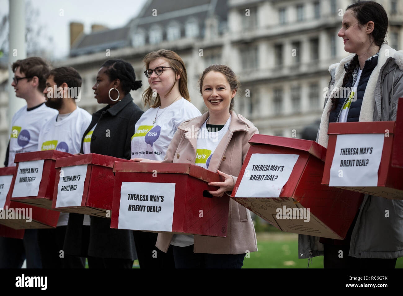 Londra, Regno Unito. 14 gennaio 2019. I popoli votazione sostenitori (centro Mackenzie Horn, 23 anni,) al di fuori della sede del parlamento di Londra, Regno Unito 14 Gennaio 2019 Pro rimangono, lasciare e popoli votazione suppoorters tentare di raccogliere ultimo supporto fossa davanti a domani la votazione significativo dove i membri del Parlamento potrà approvare o respingere Theresa Maggio del piano controverso. Tuttavia, il mese scorso il primo ministro drammaticamente denominato off 'msignificativa voto", di fronte a quello che era stato previsto per essere una significativa sconfitta per mano di ribelli MPs. Credito: Jeff Gilbert/Alamy Live News Foto Stock