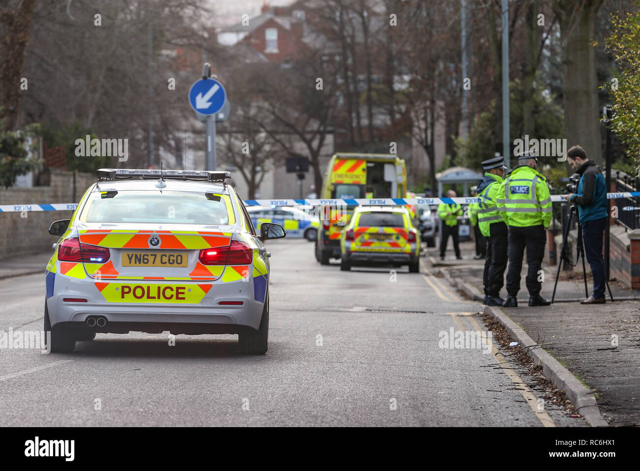 Pitsmoor, Sheffield, Regno Unito. 14 gennaio 2019, Burngreave Road, Pitsmoor, Sheffield, Inghilterra; femmina in una grave condizione dopo una collisione con un ambulanza sulla strada Burngreave Pitsmoor Sheffield ; una vista generale del luogo in cui è avvenuto l'incidente, un ambulanza e anche un paramedico auto sembrano essere coinvolti nell'incidente in cui un ciclista femmina era in una collisione con uno dei veicoli di emergenza Credito: News immagini /Alamy Live News Foto Stock