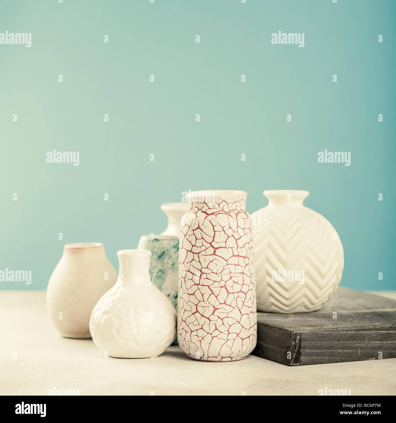 Luce di vari vasi colorati Foto Stock