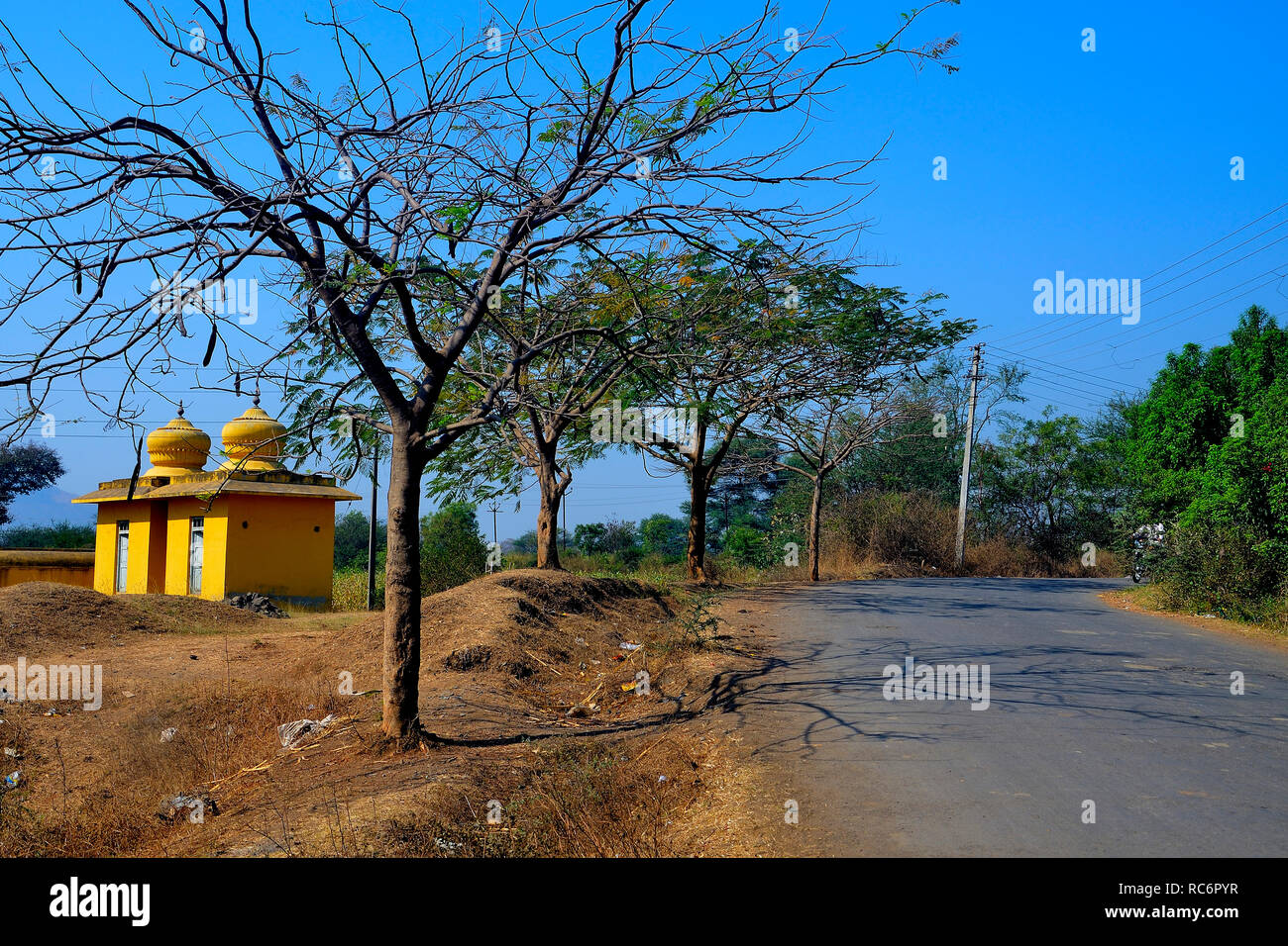 Piccoli templi vicino al tempio di Someshwar, vicino a Mahuli Sangam, Satara, Maharashtra, India Foto Stock