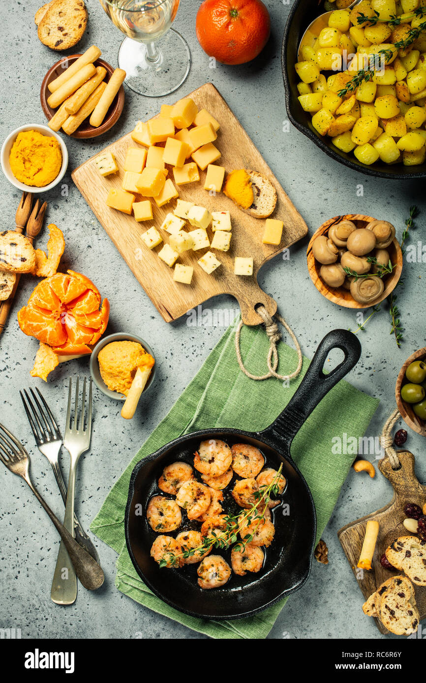 Scampi arrostiti sulla frittura ghisa pan Foto Stock