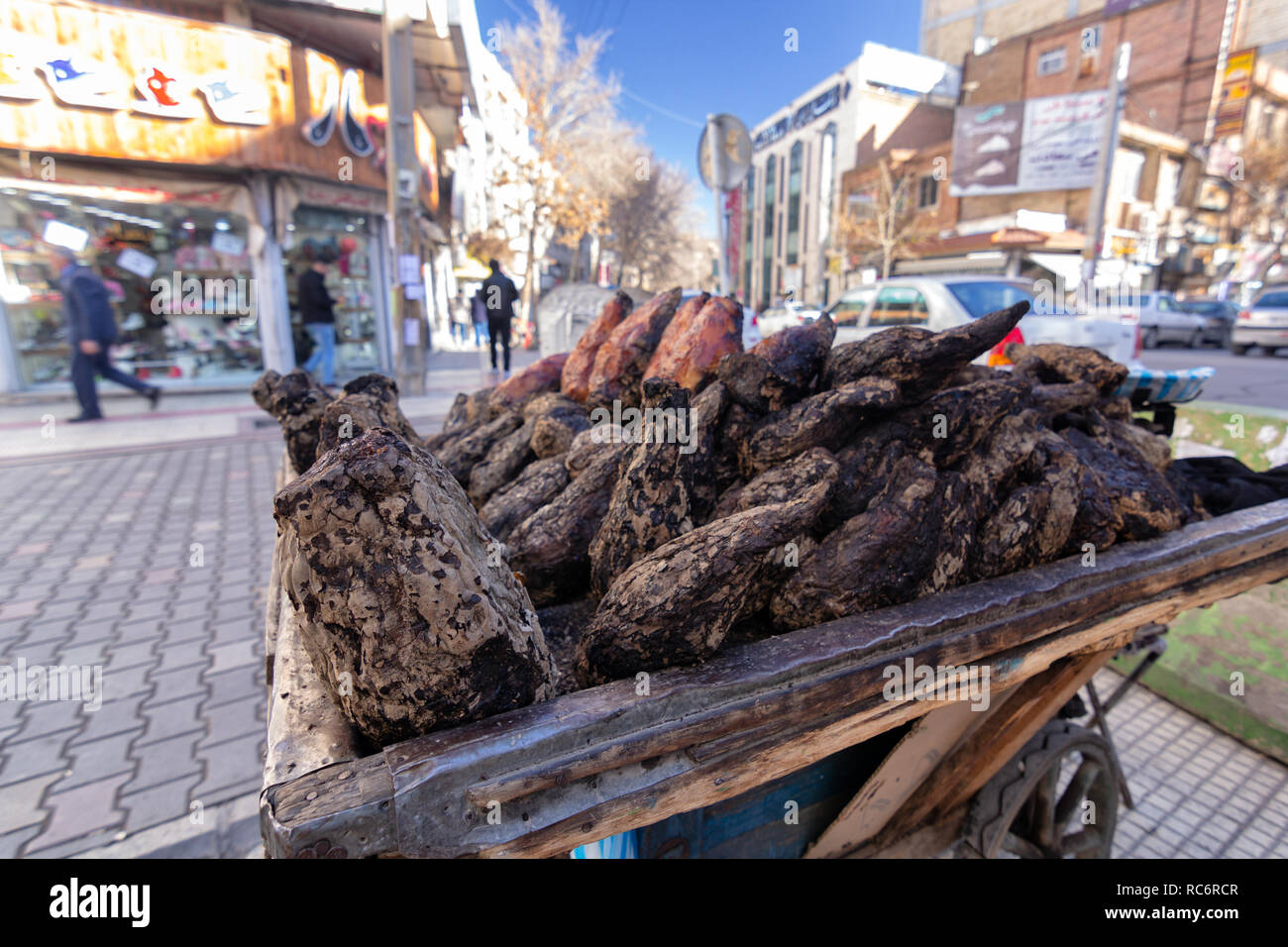 Un venditore di barbabietole sulla strada, West Azerbaijan provincia, Urmia, Iran Foto Stock