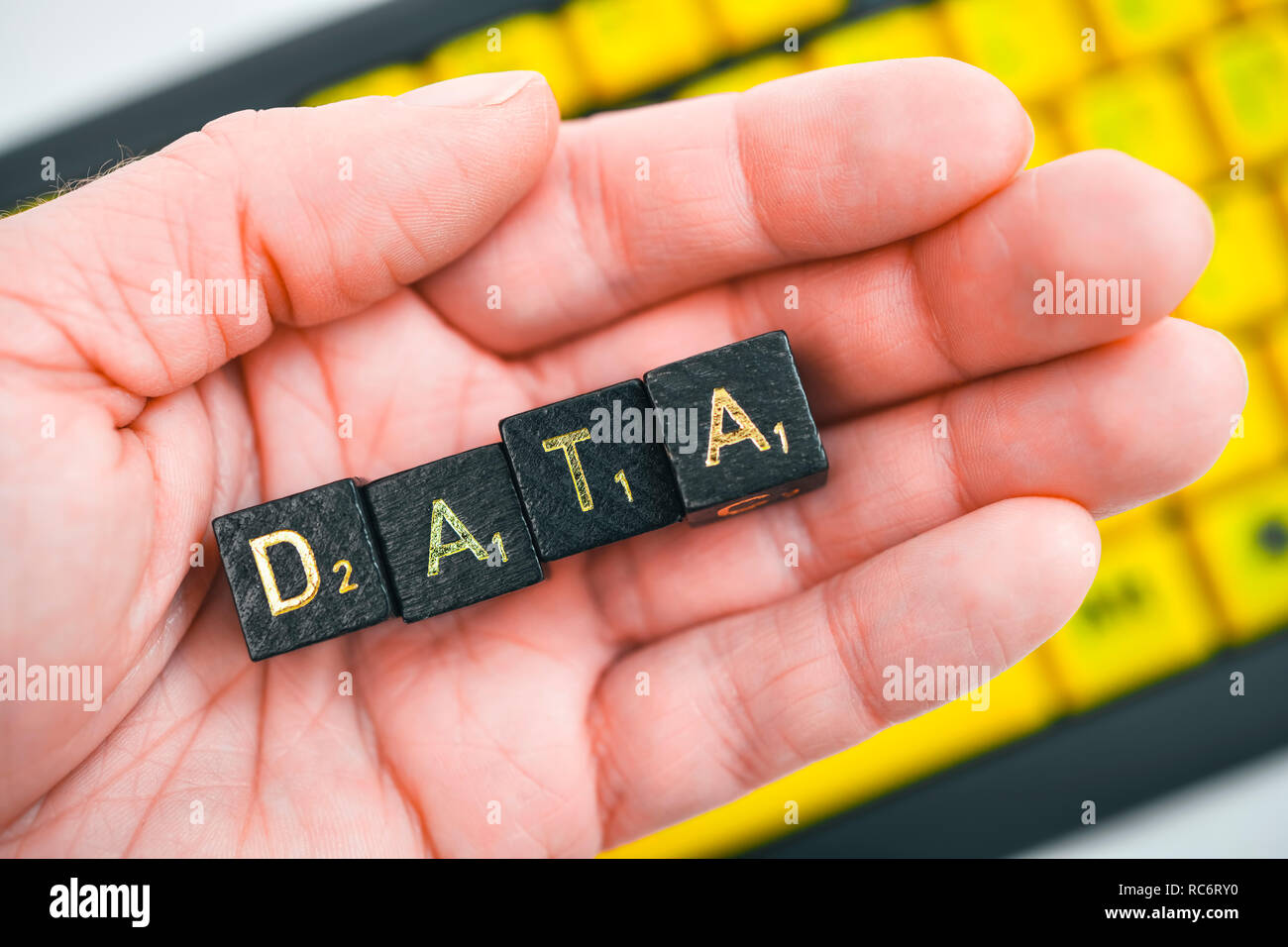 Lettera di cubi formanti la parola di dati su un lato Foto Stock