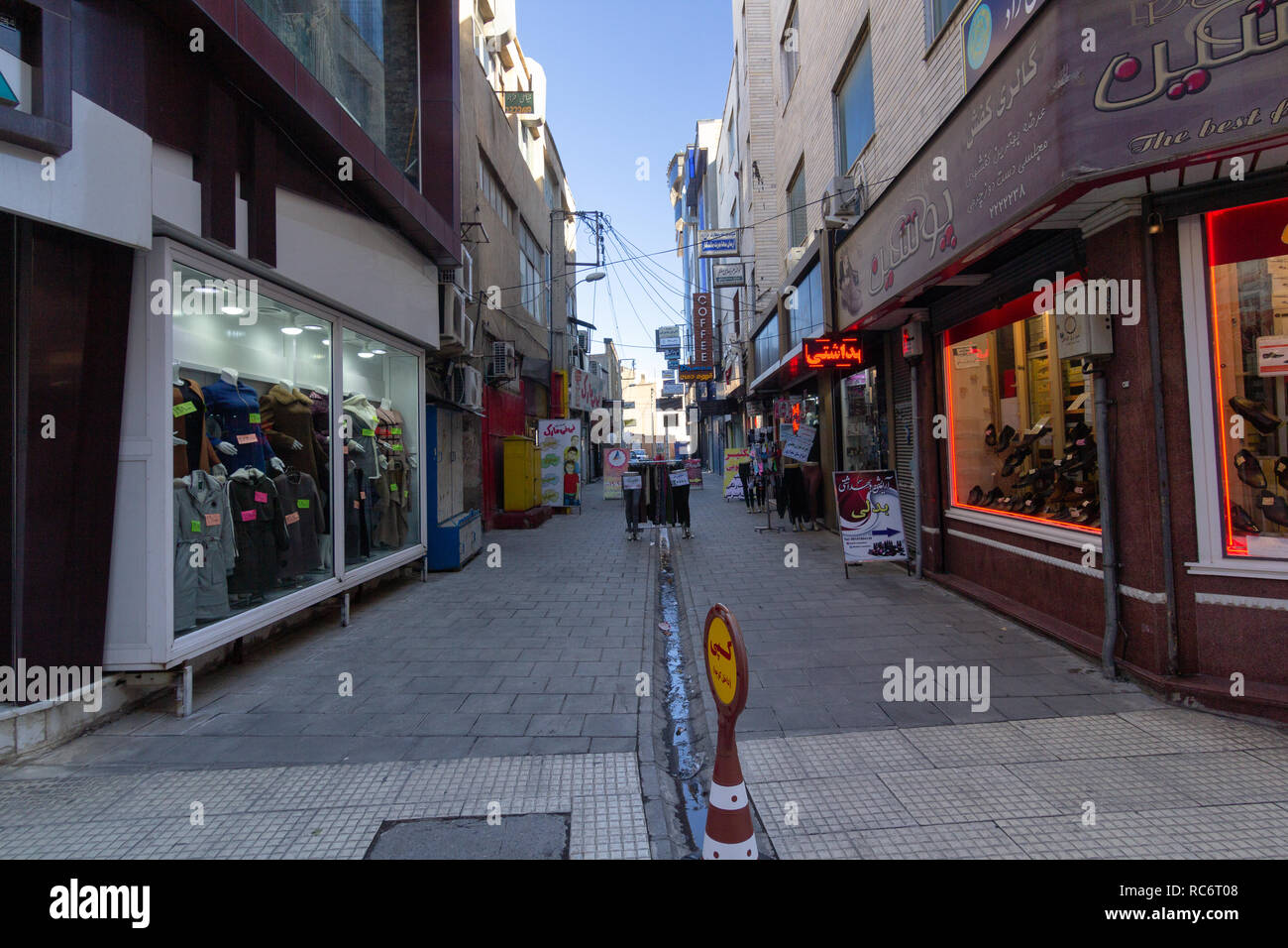 Cobblestone pavement, Khayyam street, la pavimentazione negozi, West Azerbaijan provincia, Urmia, Iran Foto Stock