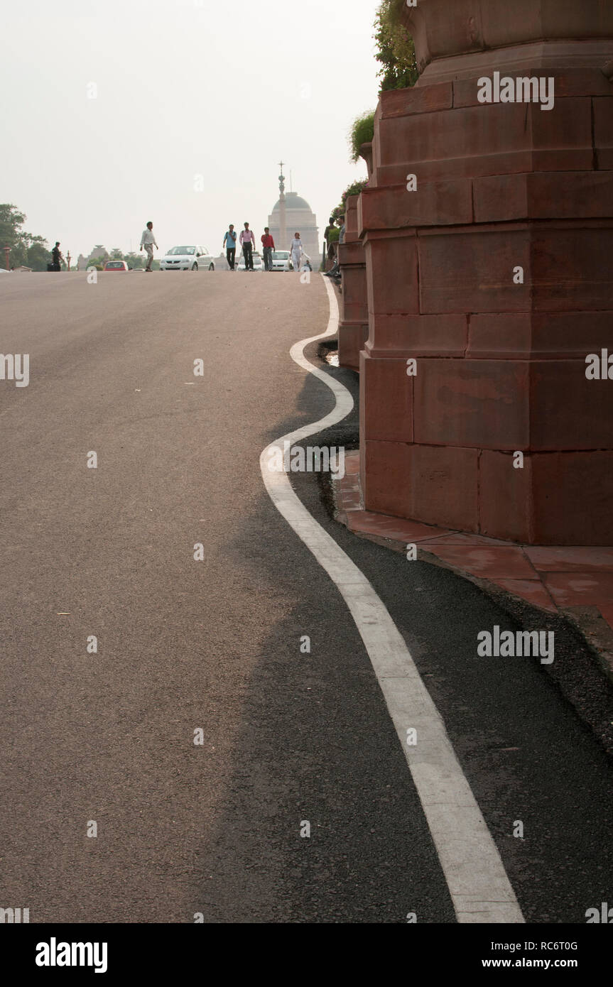 Una strada di fronte gli edifici del governo di Delhi, India Foto Stock