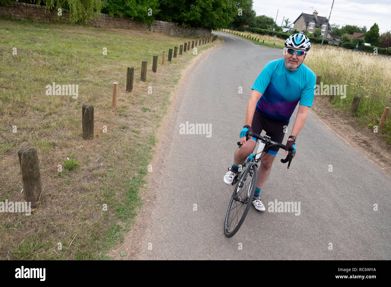 Uno stile di vita attivo per senior ciclista maschio, la mamil, uomo di mezza età in lycra Foto Stock