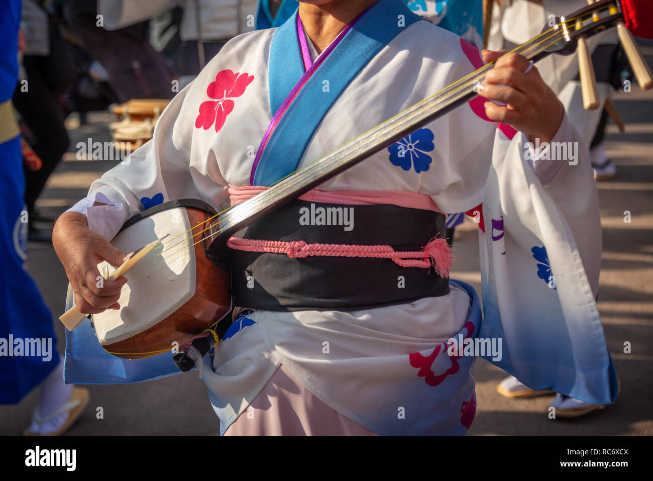 Donna che gioca shamisen su Awa Odori giapponese tradizionale festival di danza Foto Stock